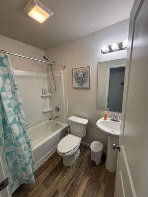 Serviettes fournies, savon, papier de toilette