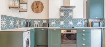 Beautifully Designed 1 Bed Flat - Green