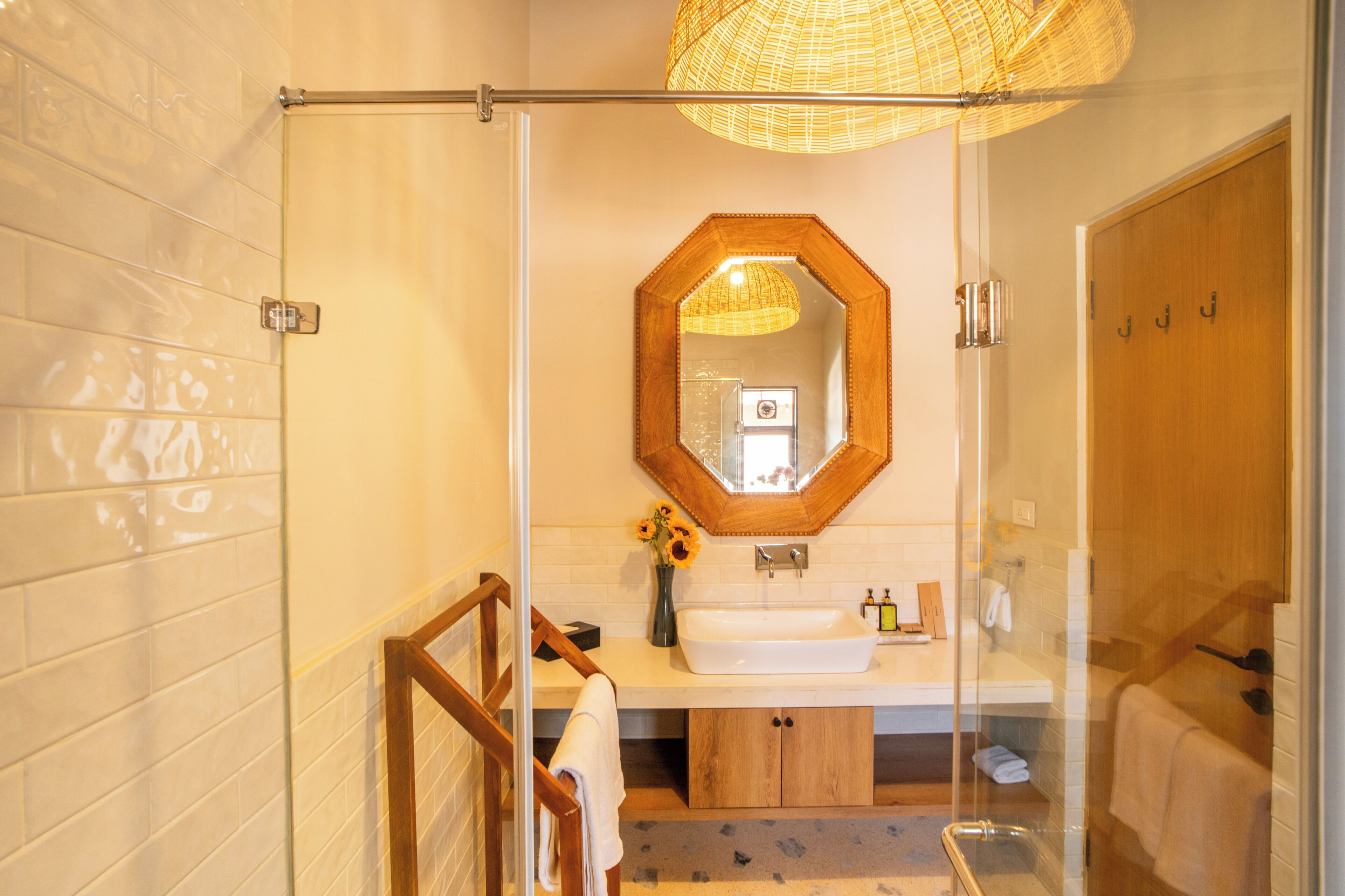Luxe villa, balkon, uitzicht op stad | Badkamer | Pantoffels