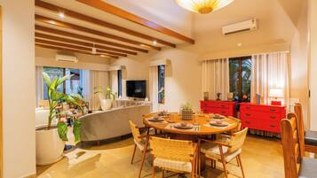 Luksushuvila, parveke, kaupunkinäköala | Ruokailu