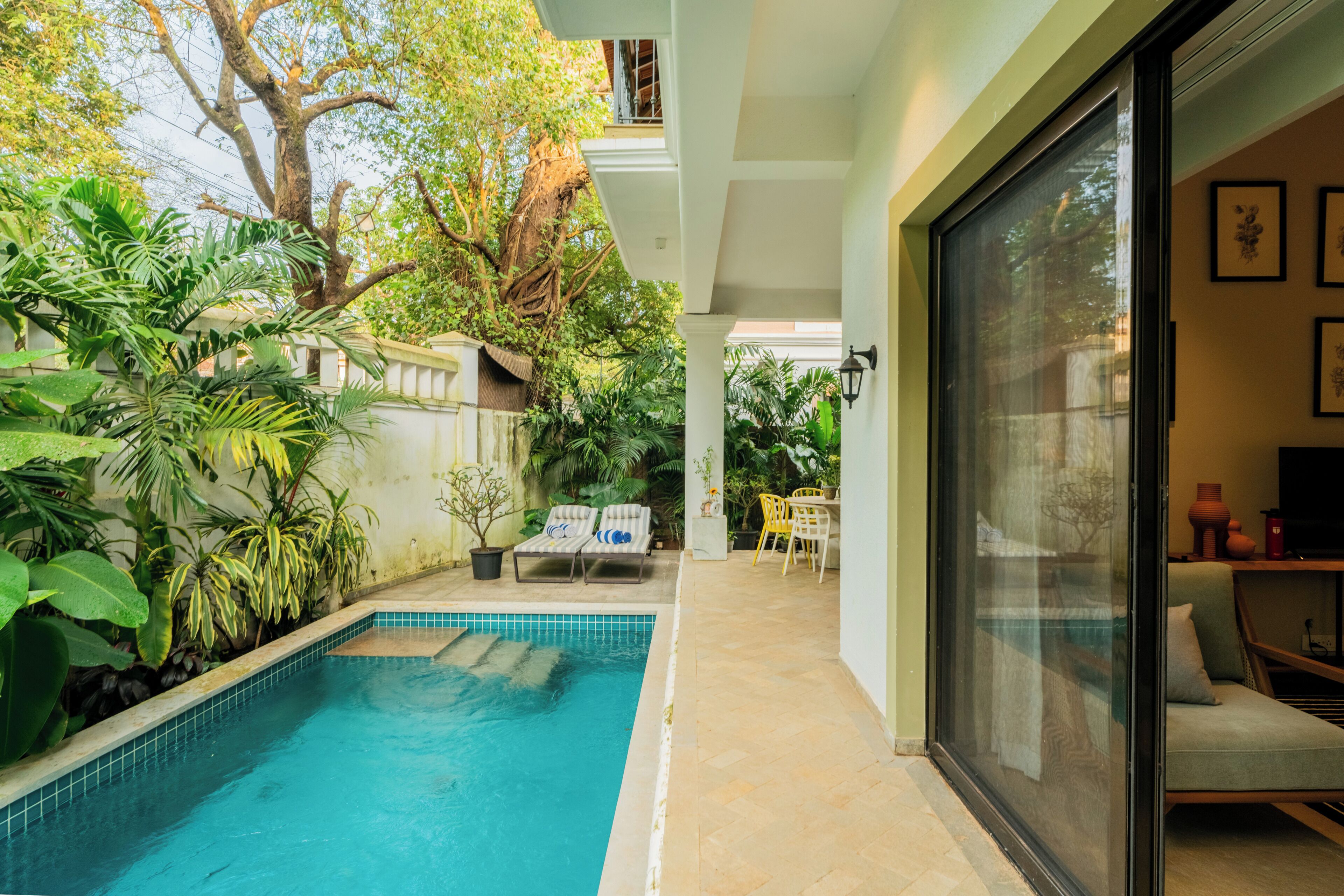 Luksushuvila, parveke, kaupunkinäköala | Uima-allas