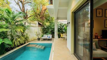 Luksushuvila, parveke, kaupunkinäköala | Uima-allas