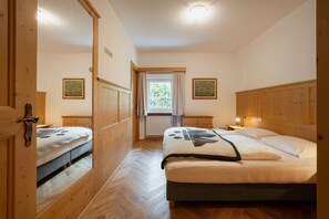 4 dormitoris, un bressol de viatge, wifi gratuïta i roba de llit 