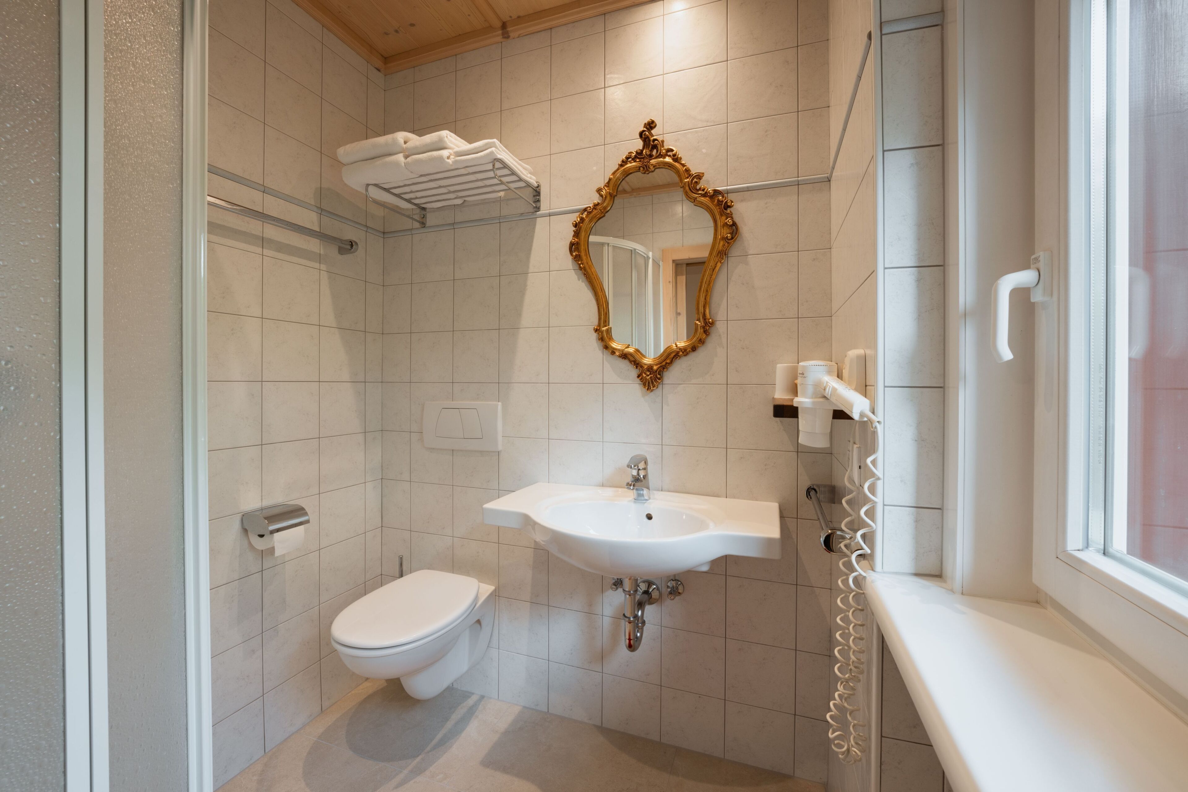 Douche, sèche-cheveux, bidet, serviettes fournies