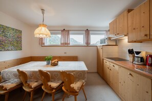 Frigorífic, microones, placa de cuina i rentaplats 