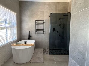 Shower, hair dryer, towels, soap - Spacious 4-bedroom house in lovely Cape Town with AC (Cape Town)