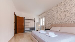 A bedroom with a bed, a wardrobe, a mirror, and a window. - Gaia's Flat - 15 min from Venice (Mestre)
