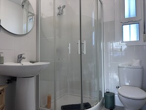 Shower, hair dryer, towels, shampoo - Apartamento El Convento - Ole Solutions (Jerez de la Frontera)