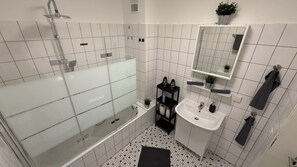 Hair dryer, towels, soap, shampoo - GNA02.01 - Apartment with 5 beds, modern kitchen, balcony & parking space (Lüdenscheid)