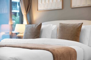 Tabla de planchar con plancha, wifi y ropa de cama 