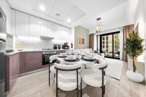 Dining - Free housekeeping visits during your stay - StayShort - Contemporary 2 Bed Retreat in Meydan for 6 (Meydan)