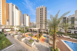 Pool - Free housekeeping visits during your stay - StayShort - Contemporary 2 Bed Retreat in Meydan for 6 (Meydan)