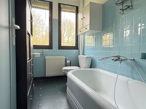 Bathroom - Vrbo Property (Bayeux)