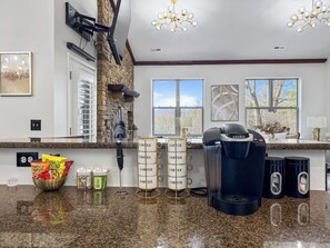 Interior - Luxurious Mountain Retreat 2 King + 2 Queen Beds + HotTub + BonFire (Boone)