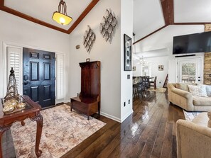 Interior - Luxurious Mountain Retreat 2 King + 2 Queen Beds + HotTub + BonFire (Boone)