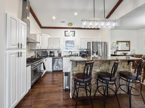 Private kitchen - Luxurious Mountain Retreat 2 King + 2 Queen Beds + HotTub + BonFire (Boone)