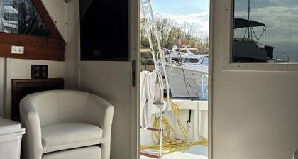 Come stay on our 40 Viking yacht - two bedrooms with restaurant and biking trail
