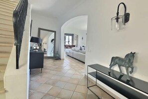 Interior - Green pool villa. (Provence-Alpes-Côte d'Azur)