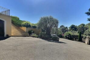 Property grounds - Green pool villa. (Provence-Alpes-Côte d'Azur)
