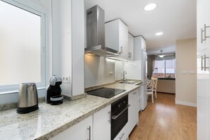 Frigorífico, microondas, horno y placa de cocina