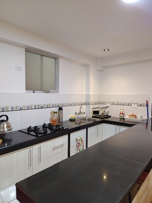 Fridge, microwave, dishwasher, cookware/dishes/utensils - San Blas Cusco Apartment (Cusco)