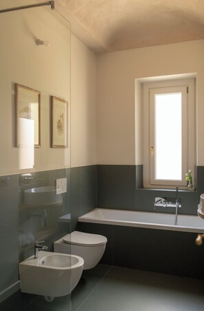 Dusche, Haartrockner, Bidet, Handtücher