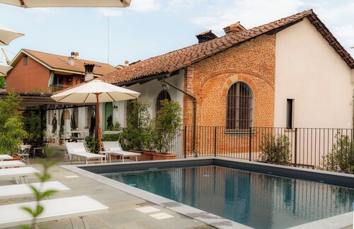 Country house with pool suspended between village and nature