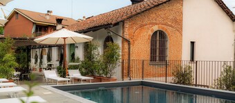 Country house with pool suspended between village and nature