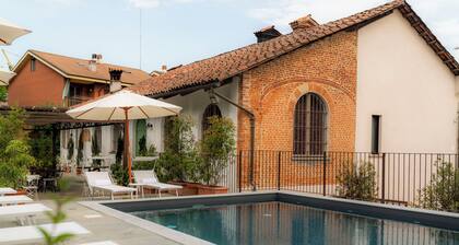 Country house with pool suspended between village and nature