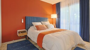 A hotel room with a bed, nightstand, lamp, and a view through the window. - 324 Le Fleuri in Cannes (Cannes)
