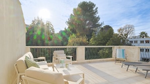 A rooftop terrace with outdoor furniture, a table, and a tennis table. - 221 Le Bella in Cannes (Cannes)