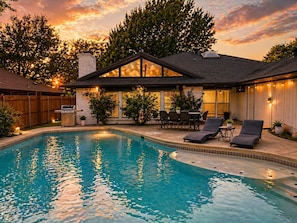 A swimming pool with lounge chairs, a barbecue grill, and a patio area with a table and chairs. - Luxury 4BR Family Retreat w/Pool Sleeps 10 6 Beds (Dallas)