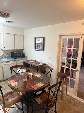 Dining - Charming spacious 4BR Near Airport & Hospitals - Family & Group Friendly (Greensboro)