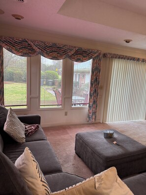 TV - Charming spacious 4BR Near Airport & Hospitals - Family & Group Friendly (Greensboro)