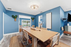 Dining - Newly Renovated 2026, Heated pool Home, 3BR, close 2 beach (Seminole)