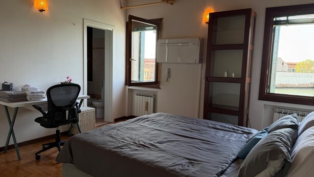 Unclassified image, 1 of 6, button - Bella Murano (Venezia)