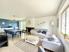 TV, fireplace, books, stereo - Large family home for 12 with garden 5 min from the beach (Plonévez-Porzay)