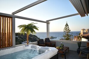 Outdoor spa tub - D & A luxury suite jacuzzi (Mades)