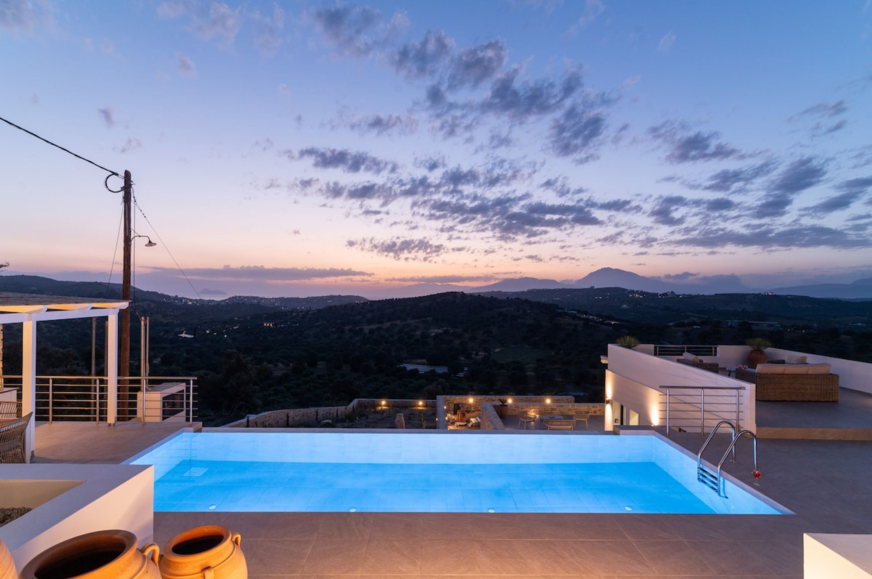 Une piscine sur le toit offrant une vue sur le paysage.