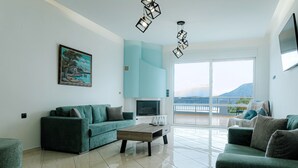 Una sala de estar con un sofá, una mesa de centro, un cuadro y un televisor.
