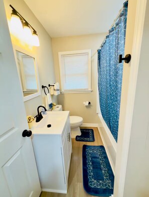 Bathroom - Charming 3-bedroom house centrally located in Goldsboro. (Goldsboro)