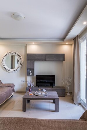 TV, offices - Ionias Apartment in Heraklion (Iraklio)