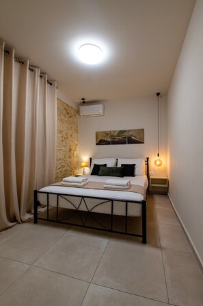 Iron/ironing board, free WiFi, bed sheets, wheelchair access - Chrisa's Detached Property near Center + Parking (Iraklio)