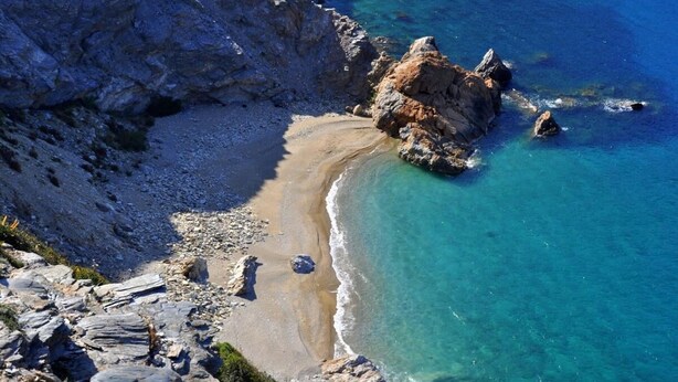 A coastal landscape with rocky terrain, clear blue waters, and a sandy beach. - Villa 4 season: Poolside Paradise in Crete (Agia Varvara)