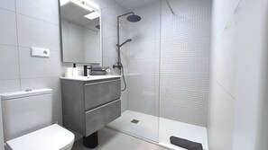 Een douche, een haardroger, handdoeken, zeep