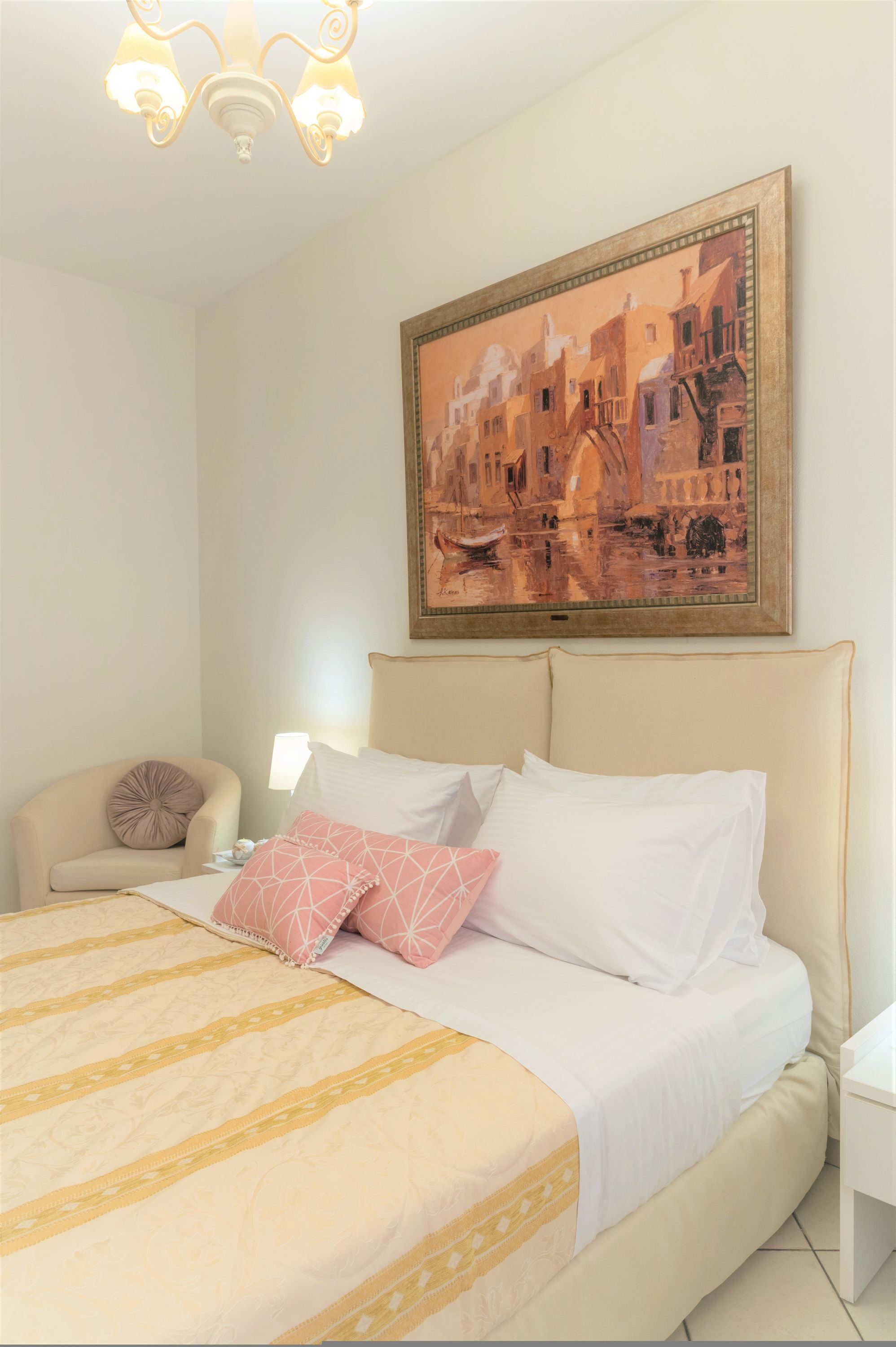 1 chambre, fer et planche à repasser, lit de bébé portatif