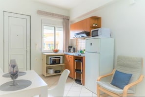 Wasserkocher mit Kaffee-/Teezubehör, Kühlschrank, Ofen, Herdplatte