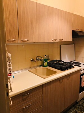 Kühlschrank, Wasserkocher mit Kaffee-/Teezubehör