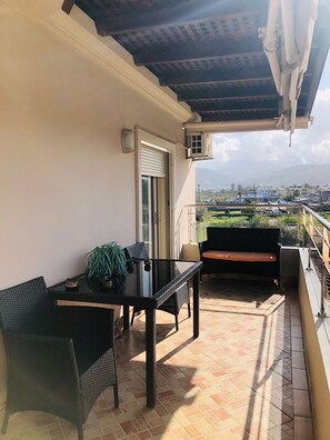 Outdoor dining - ΓΕΩΡΓΑΚΑΚΙΔΩΝ 31 · Ariadni's apartment 1 (Chania)