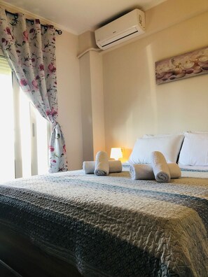 Tabla de planchar con plancha, wifi gratis y ropa de cama 